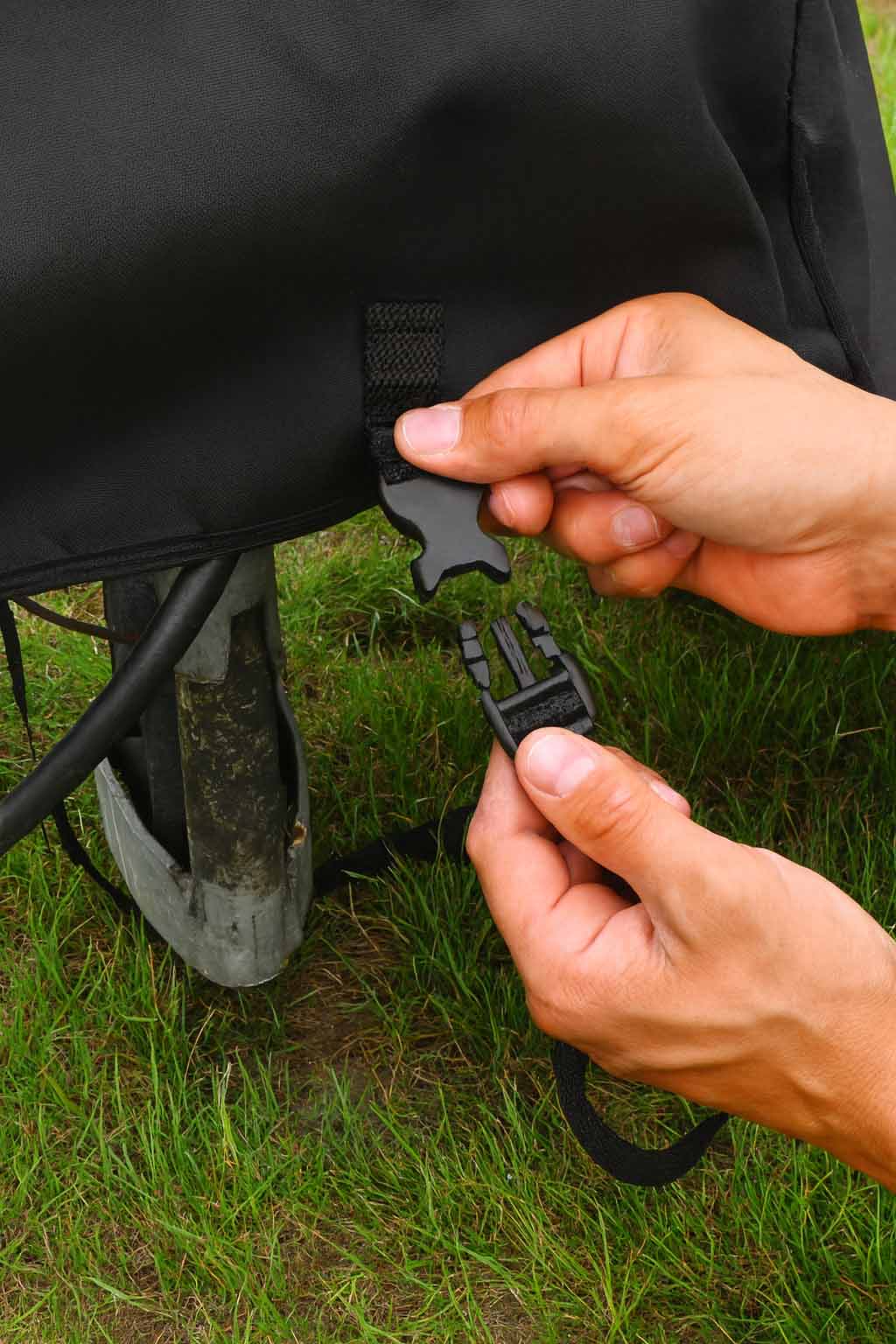 Anhänger mit maßgefertigter Deichselabdeckung – wetterfester Schutz im Außenbereich