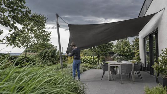 Hausbesitzerin löst ein Sonnensegel vorsorglich bei aufkommendem starkem Wind