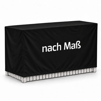 Maßgefertigte schwarze Schutzhülle über einer Gartentheke mit skizziertem Sockel