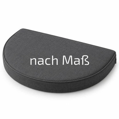 Halbrundes Sitzkissen in D-Form nach Maß mit weißem Schriftzug