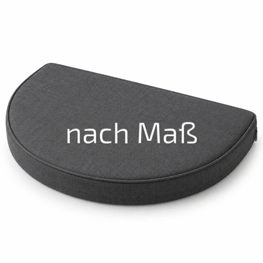 Halbrundes Sitzkissen in D-Form nach Maß mit weißem Schriftzug