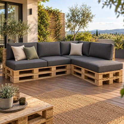 Palettenpolster nach Maß auf einem Outdoor-Palettensofa